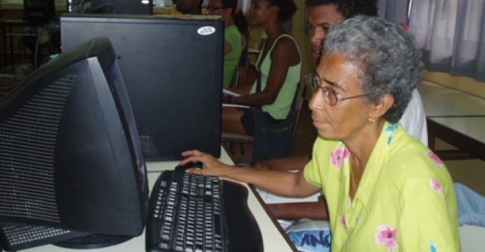 Apprentissage à distance pour adultes : projet de radio ECCA pour le  développement socio-économique, Cap-Vert | UIL